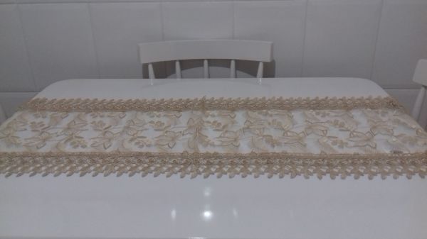 01 Caminho de Mesa de Organza com Guipir.