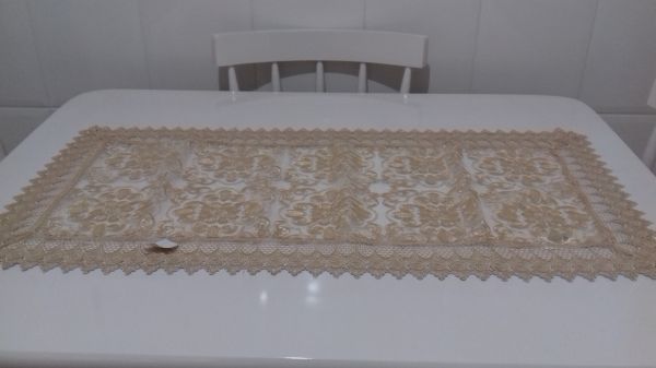 01 Caminho de Mesa de Organza com Guipir.